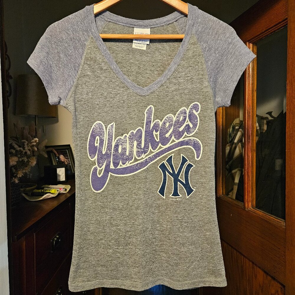 5th & Ocean Women's New York Yankees T-Shirt - Size Small